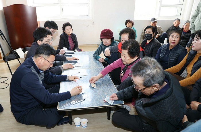 1._고흥군,_민생회복지원금_지급_첫날,_원활한_진행_._._._군민_뜨거운_관심_(1)_-_금산면_상하촌마을_민생회복지원금_지급_.jpg