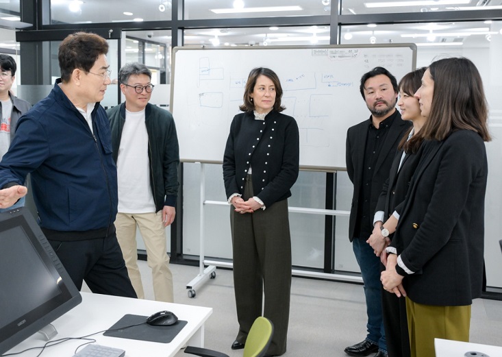 웹툰_창작_공간인_순천글로벌웹툰센터를_둘러보고_있다.jpg